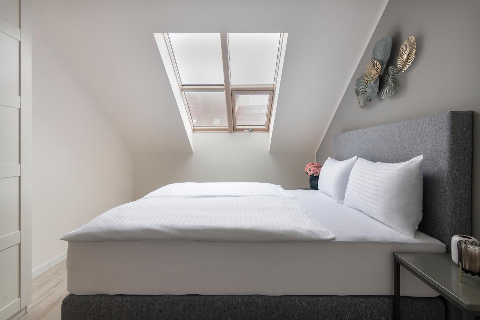 Kinsky Garden Apartments And Suites By Dwellfort Praga Quarto foto