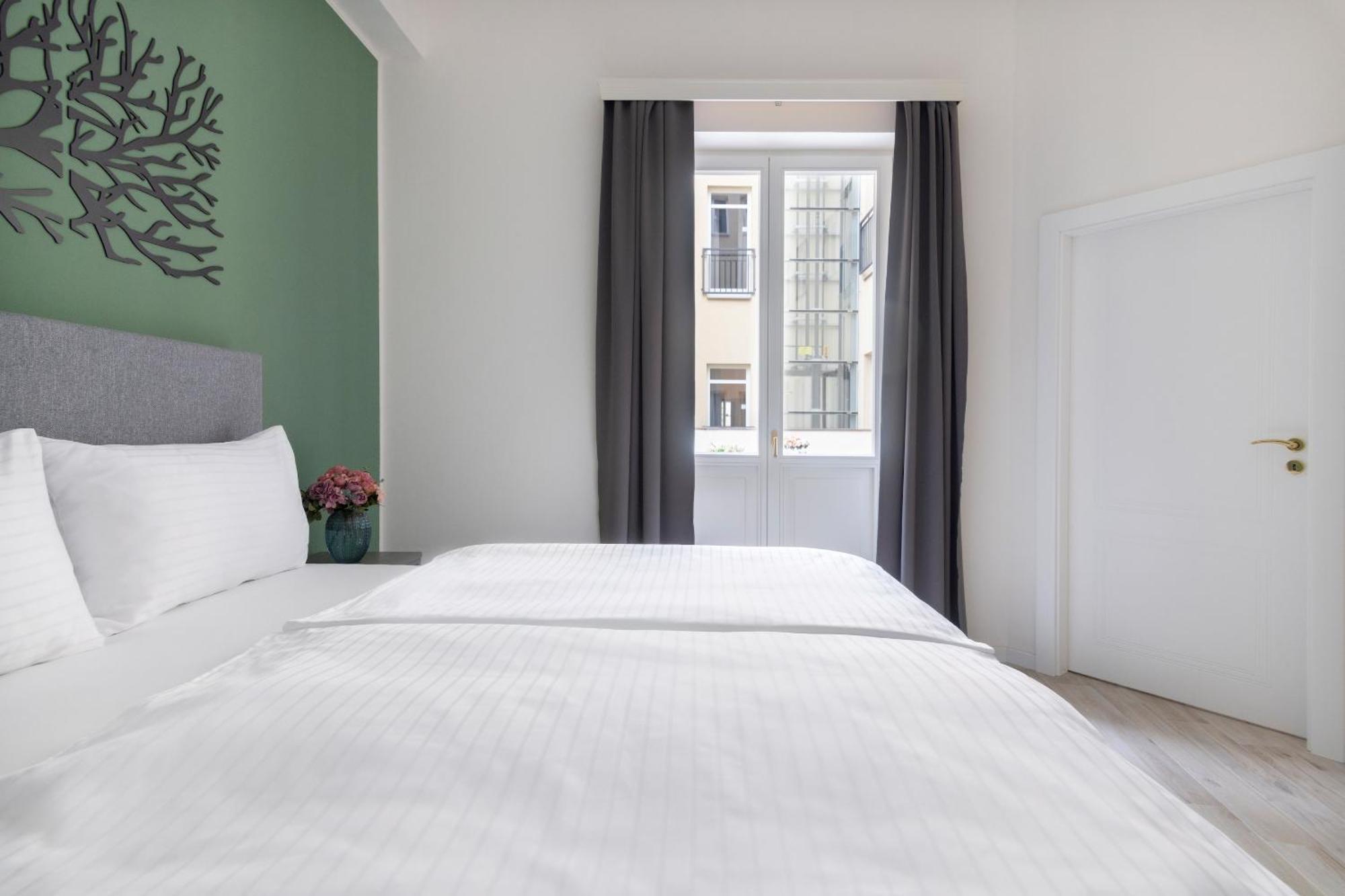 Kinsky Garden Apartments And Suites By Dwellfort Praga Quarto foto